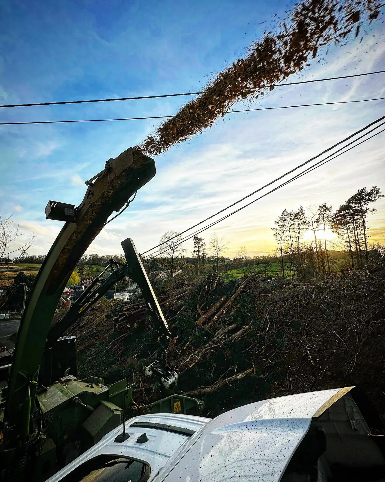Arbre tombé sur un véhicule après une tempête, intervention d'urgence Arbatax