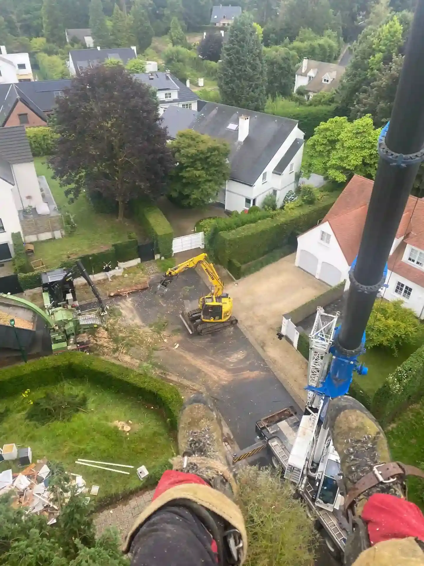 Vue plongeante d'un démontage à la grue en quartier résidentiel
